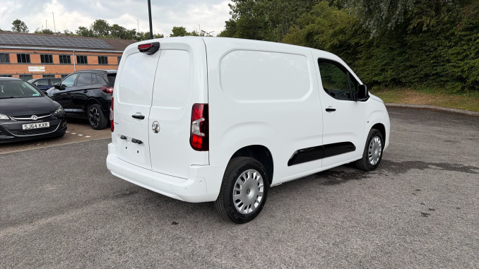 Vauxhall Combo Cargo Combo Diesel 1.5 Turbo D 100ps Prime Plus H1 Van - Image 10